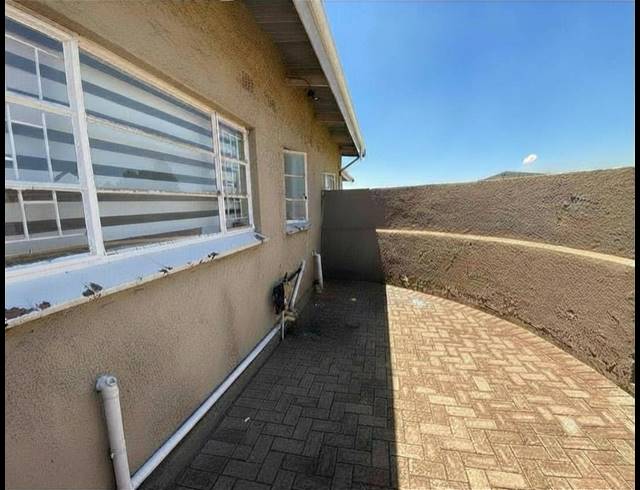 2 BEDROOM APARTMENT FOR SALE IN VANDERBIJLPARK CW 5